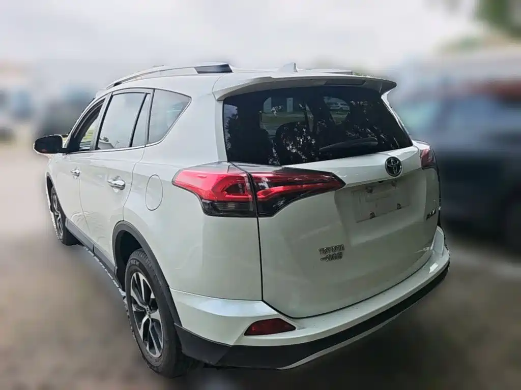 Toyota RAV4 — фото 7