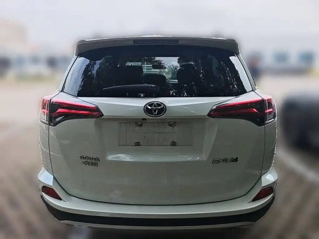 Toyota RAV4 — фото 8