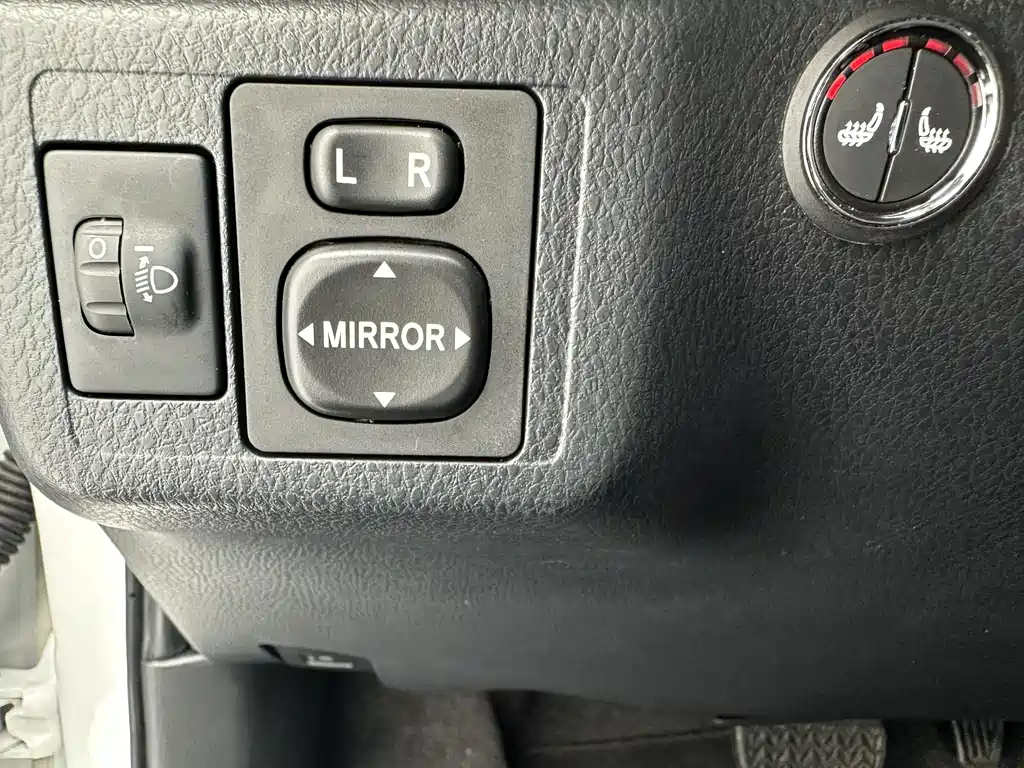 Toyota Yaris L — фото 11