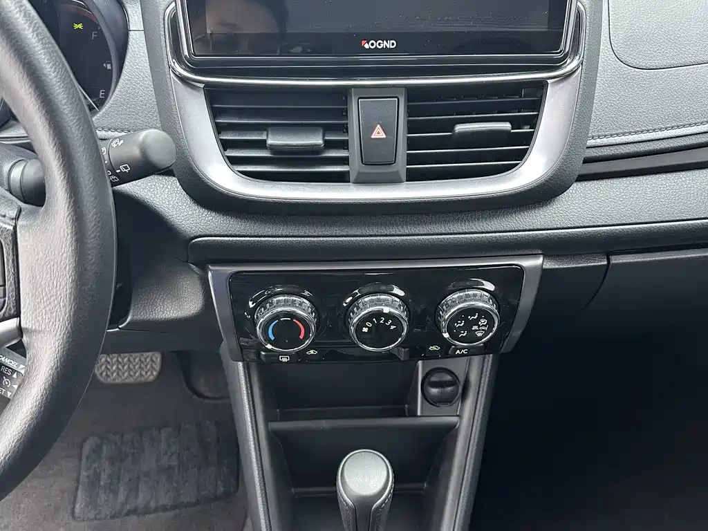 Toyota Yaris L — фото 13
