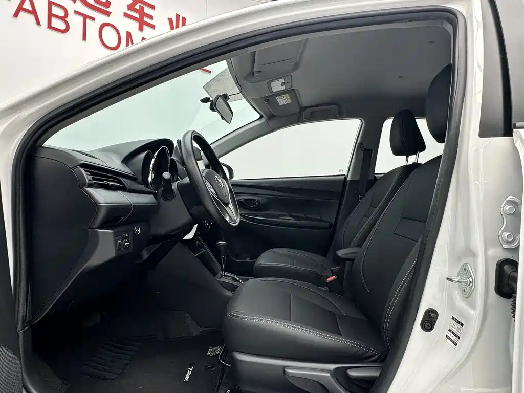 Toyota Yaris L — фото 4