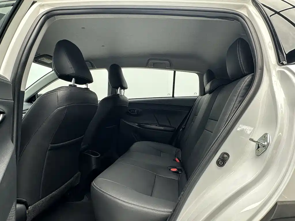 Toyota Yaris L — фото 5