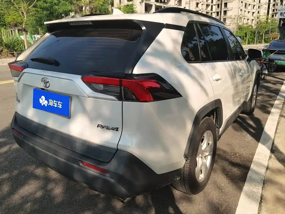 Toyota RAV4 — фото 3