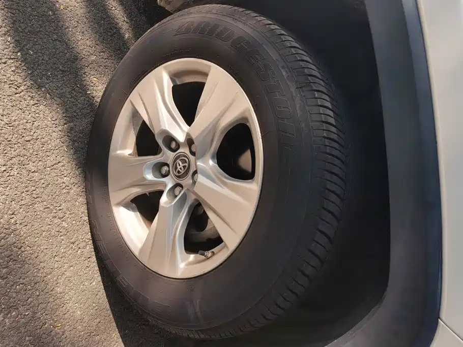 Toyota RAV4 — фото 6