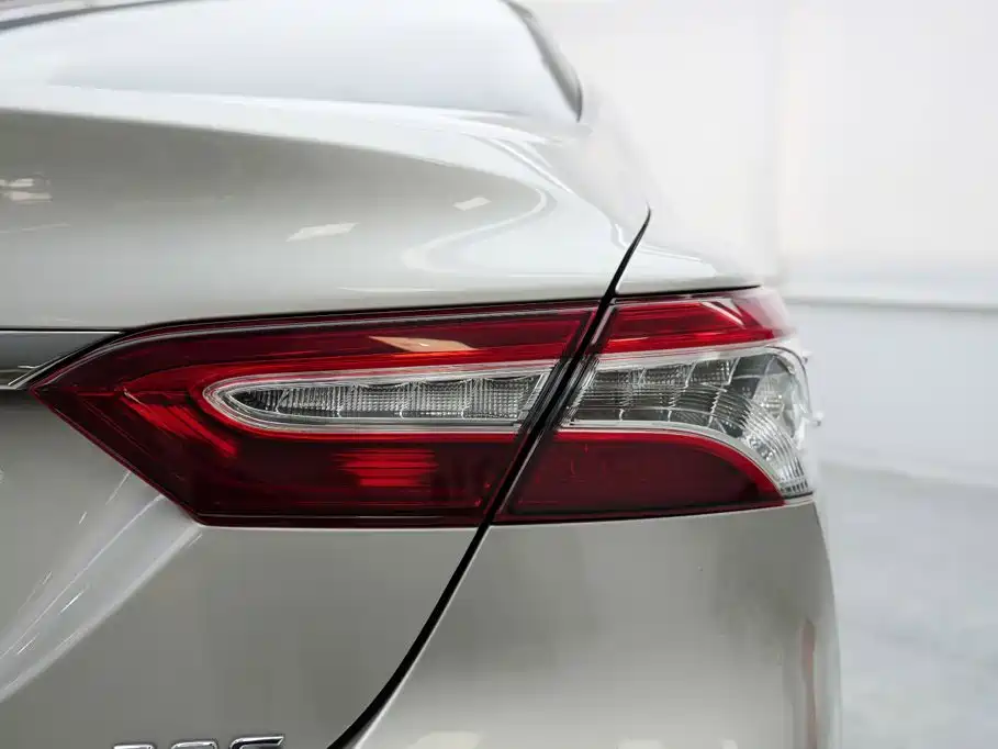 Toyota Camry — фото 15
