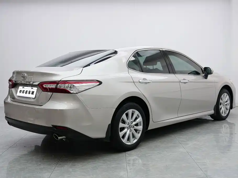 Toyota Camry — фото 17
