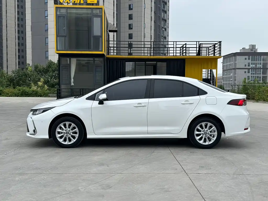 Toyota Corolla — фото 7