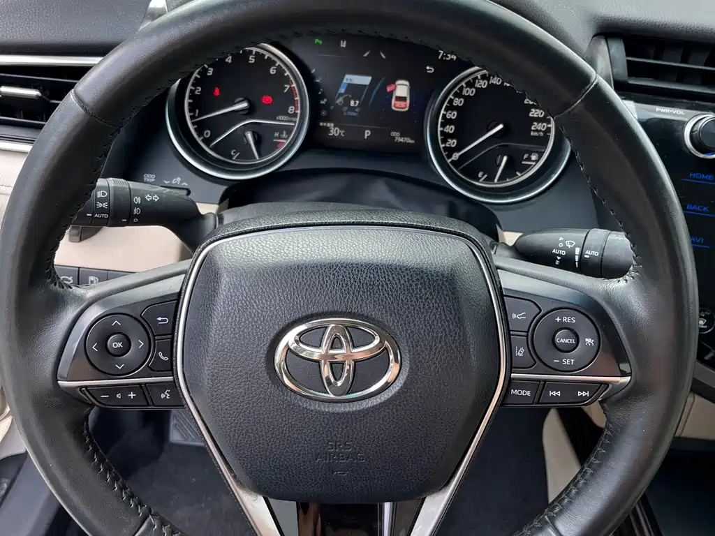 Toyota Camry — фото 19