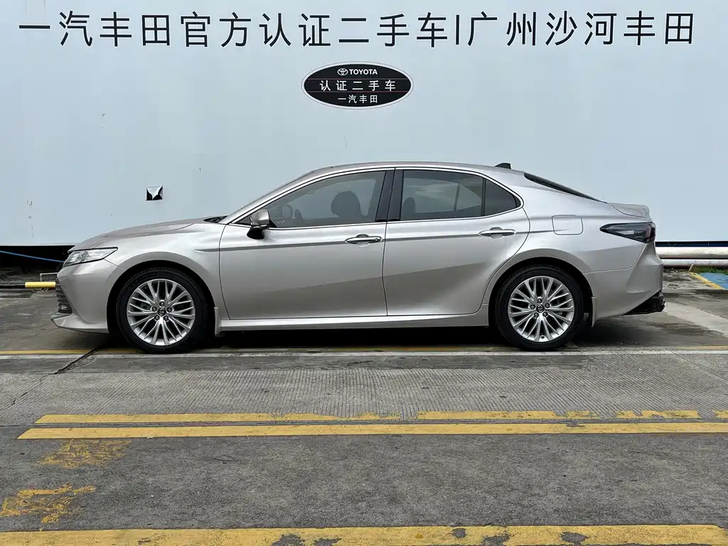 Toyota Camry — фото 4