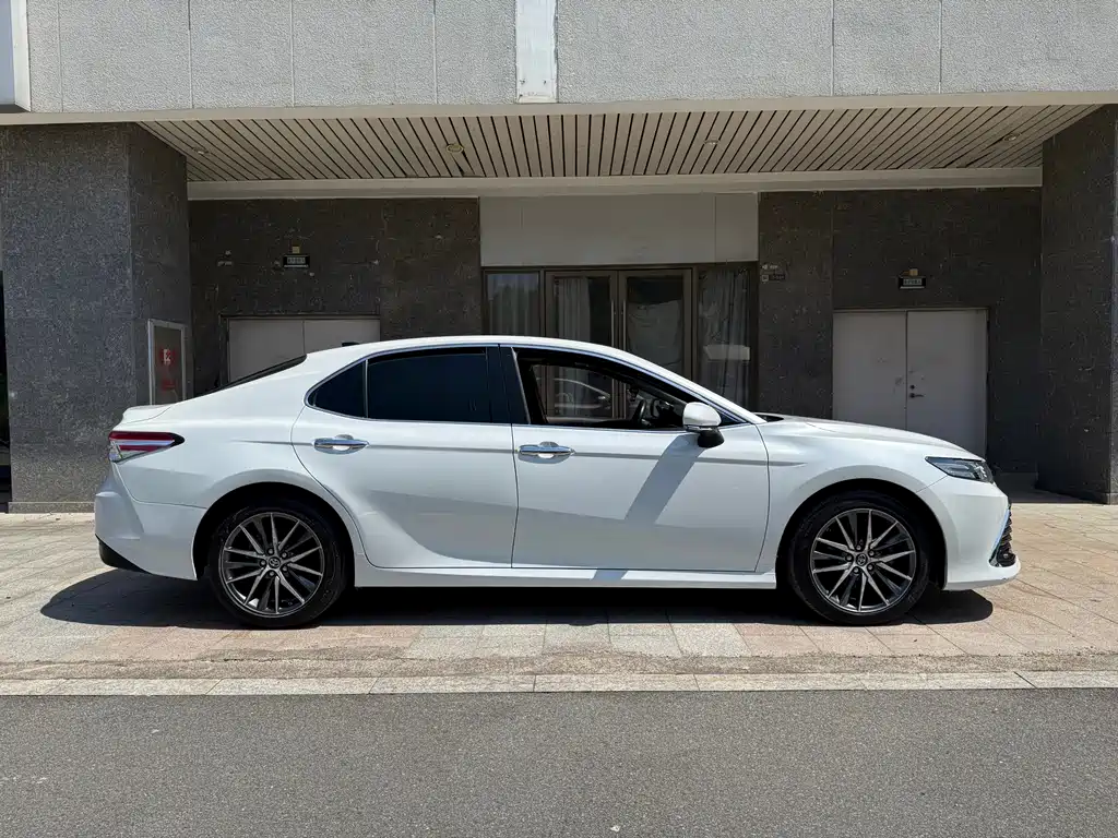 Toyota Camry — фото 5