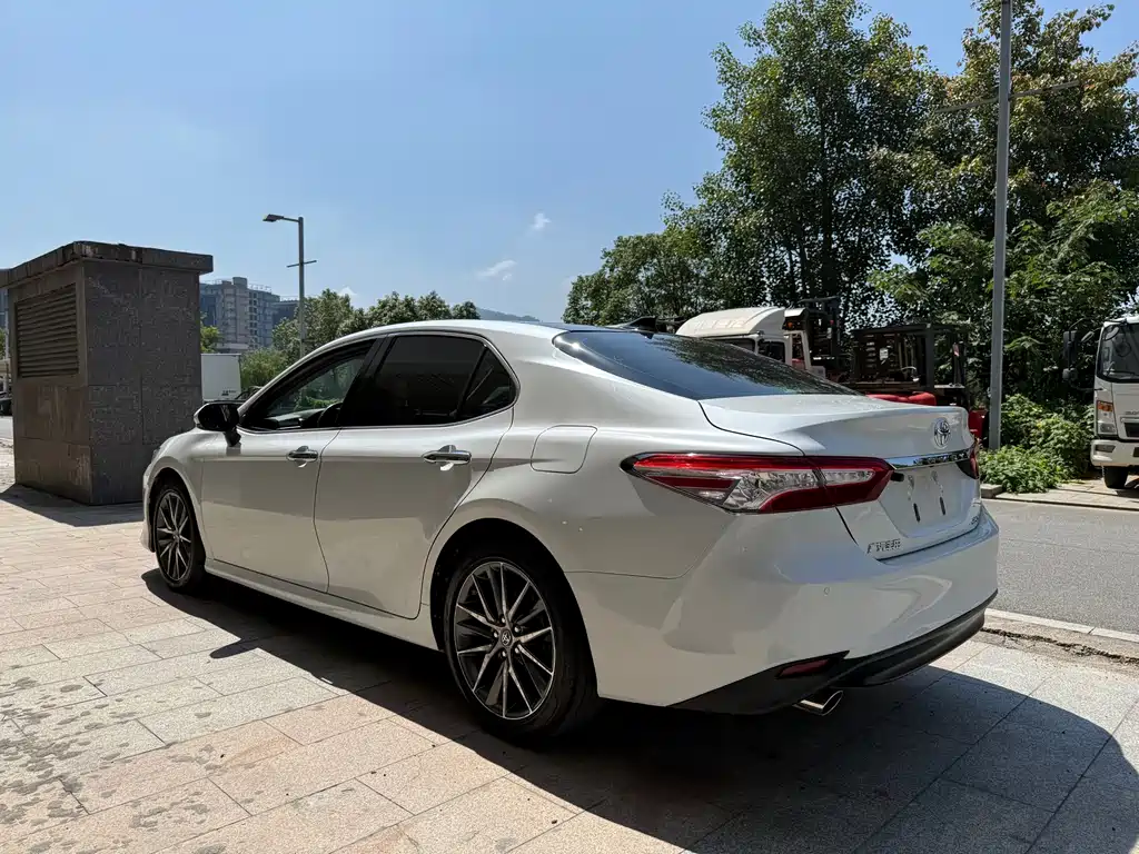 Toyota Camry — фото 6