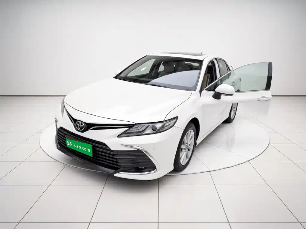 Toyota Camry — фото 2