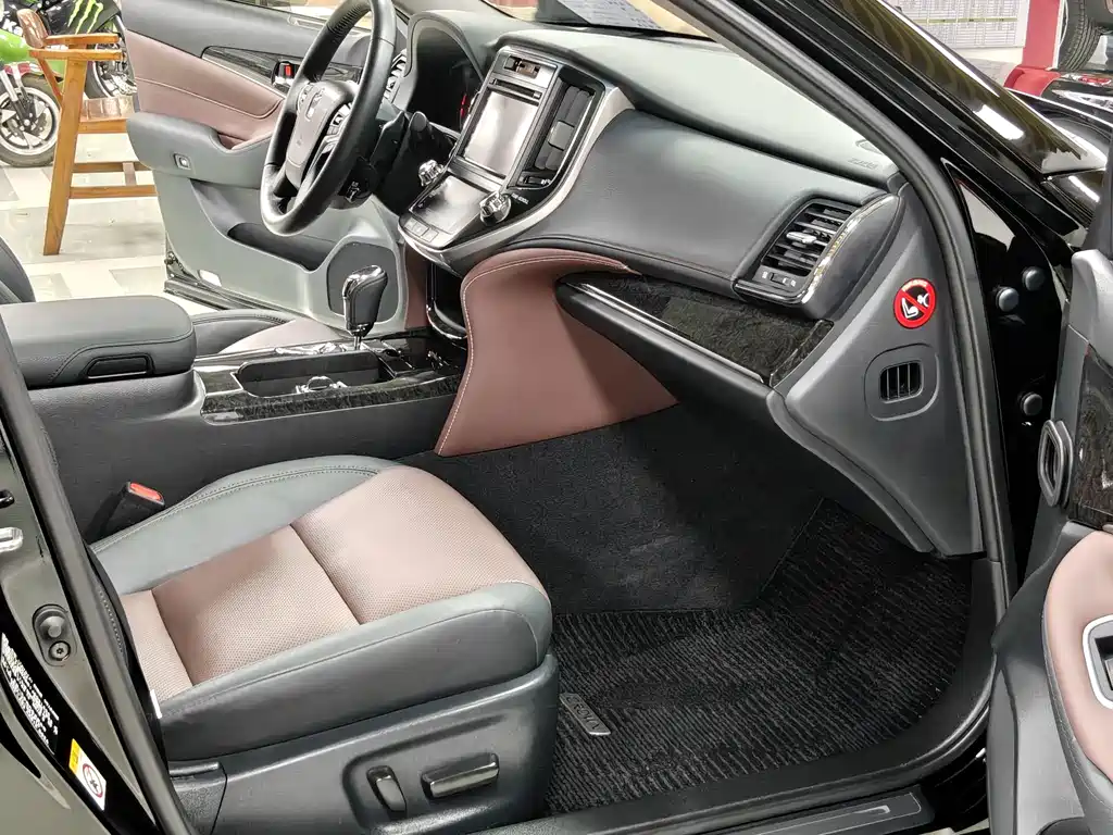 Toyota Crown — фото 14