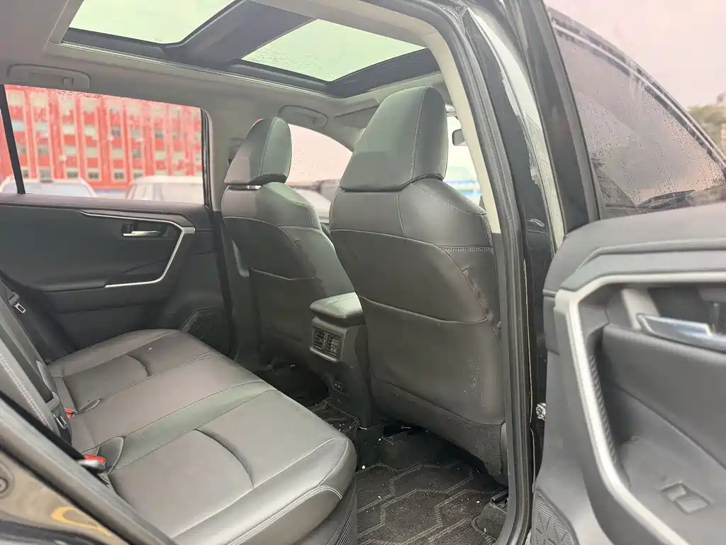 Toyota RAV4 — фото 11