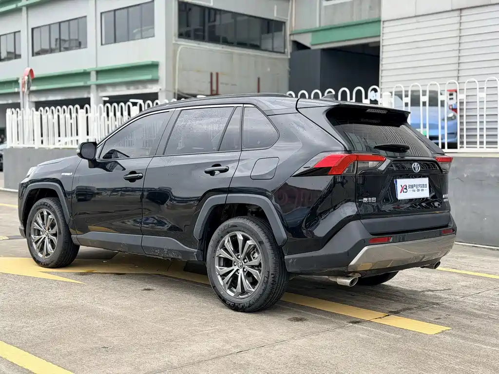 Toyota RAV4 — фото 13