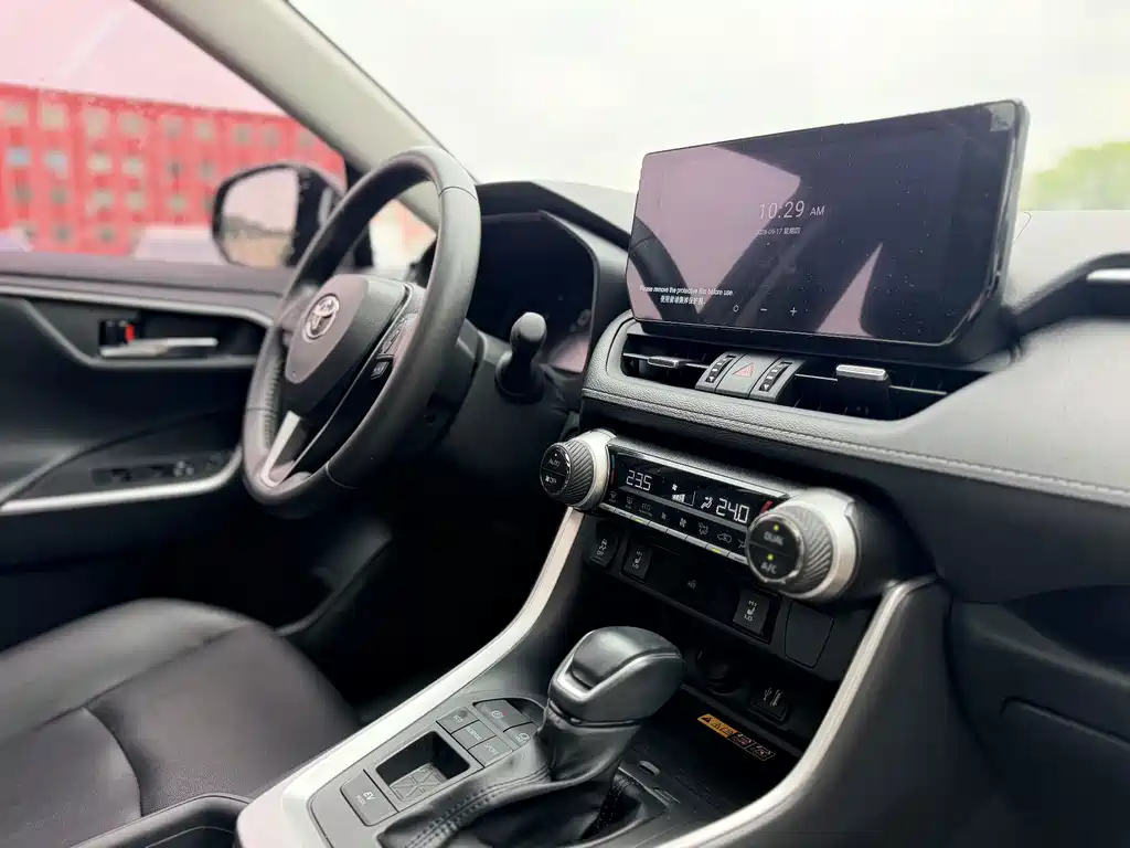 Toyota RAV4 — фото 19