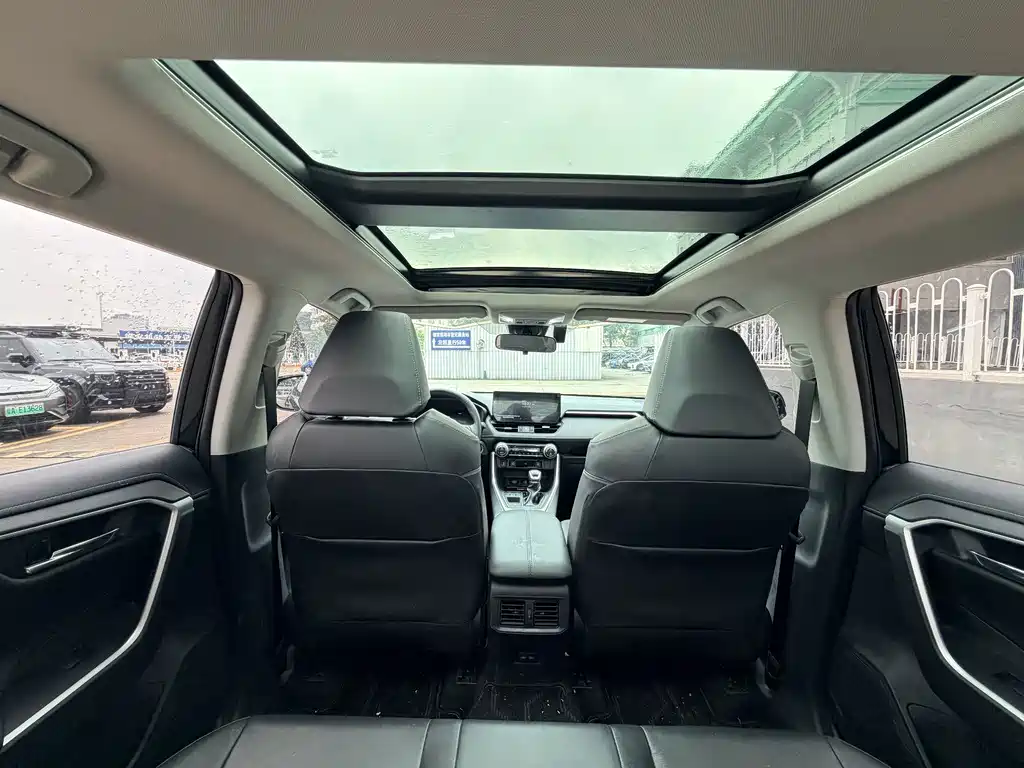 Toyota RAV4 — фото 20
