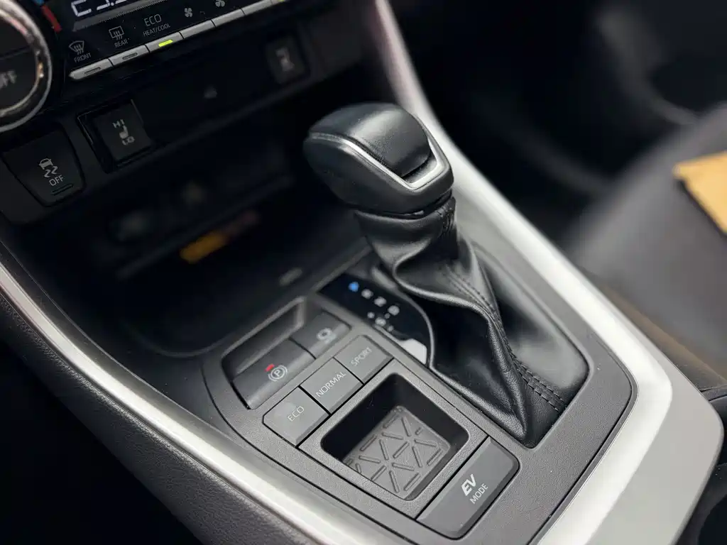 Toyota RAV4 — фото 22