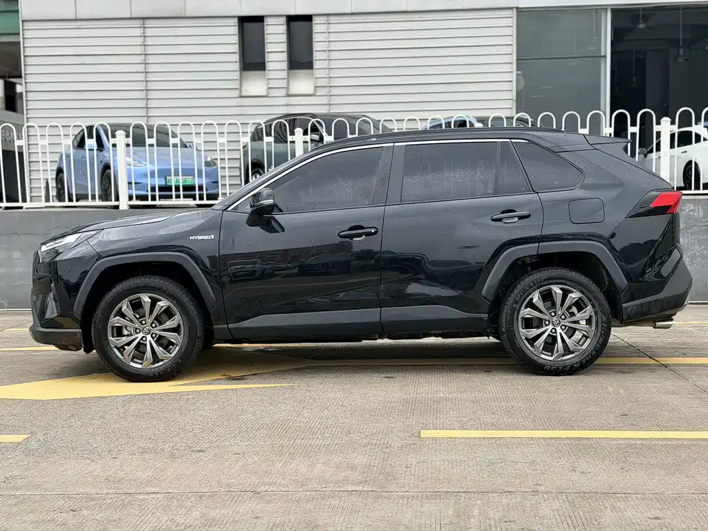 Toyota RAV4 — фото 7