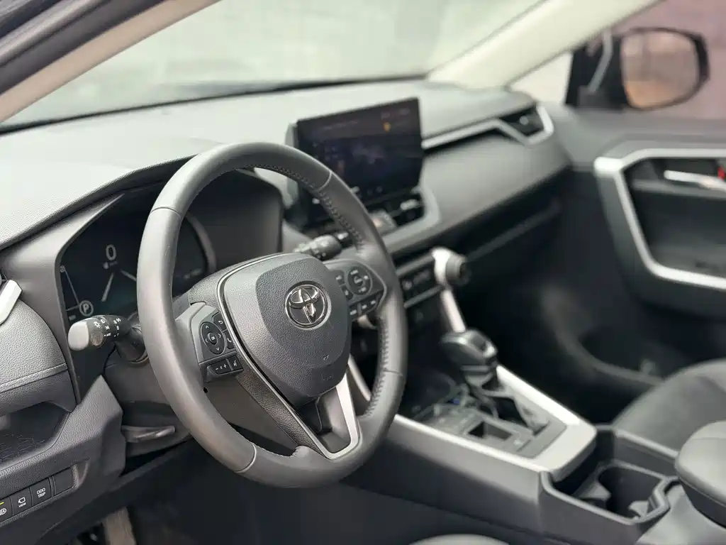 Toyota RAV4 — фото 8