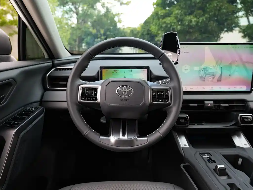 Toyota RAV4 — фото 21