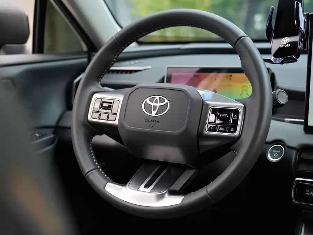 Toyota RAV4 — фото 5