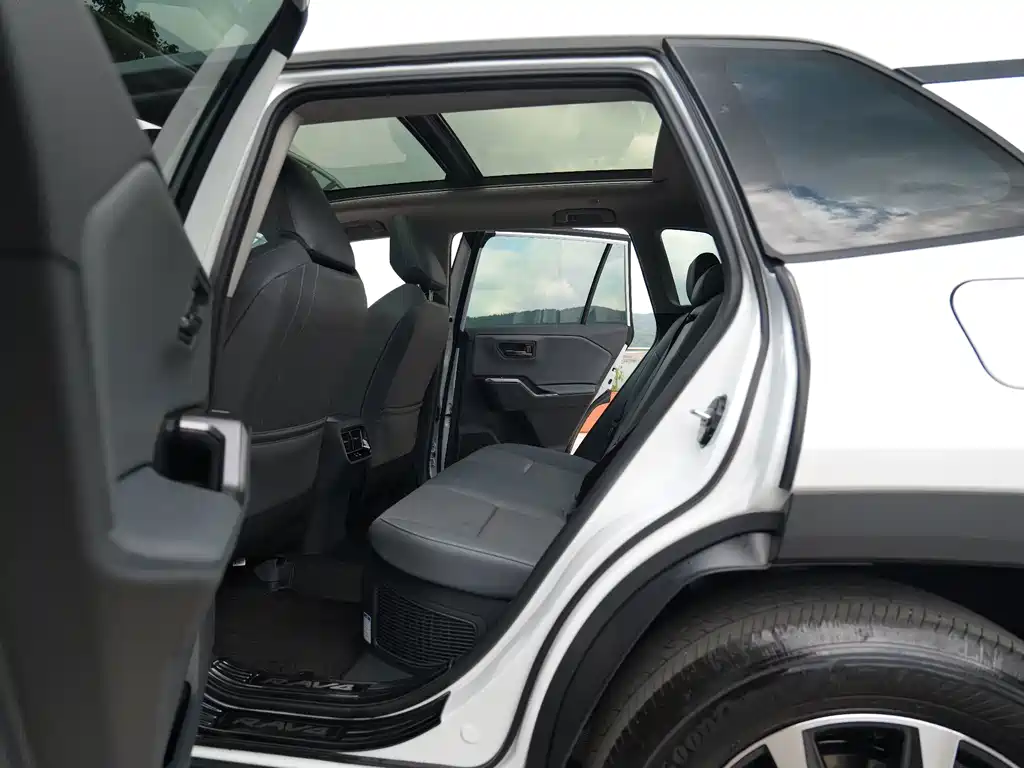 Toyota RAV4 — фото 9