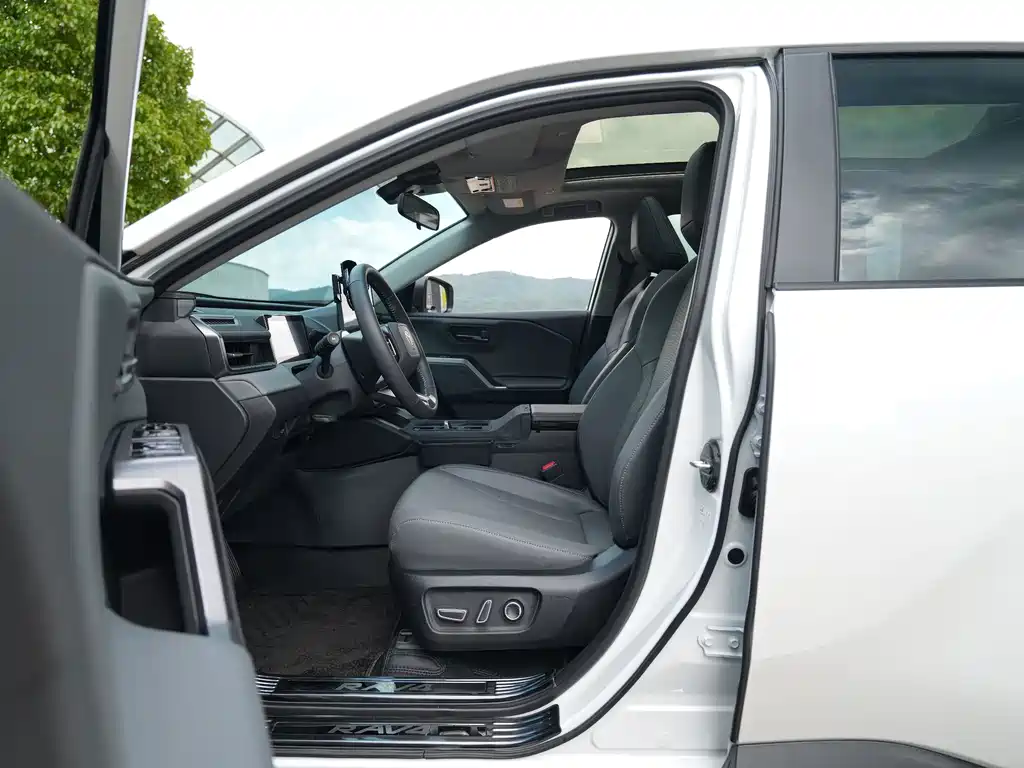 Toyota RAV4 — фото 10