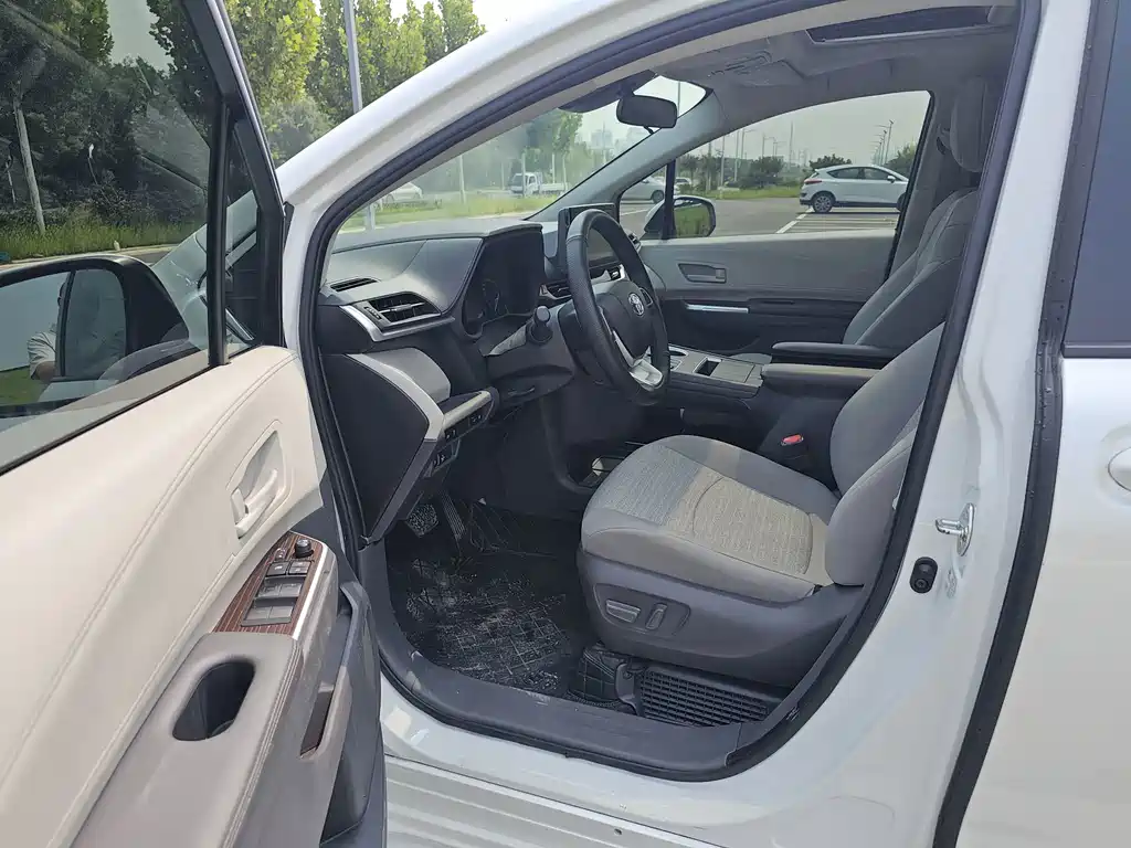 Toyota Sienna — фото 4