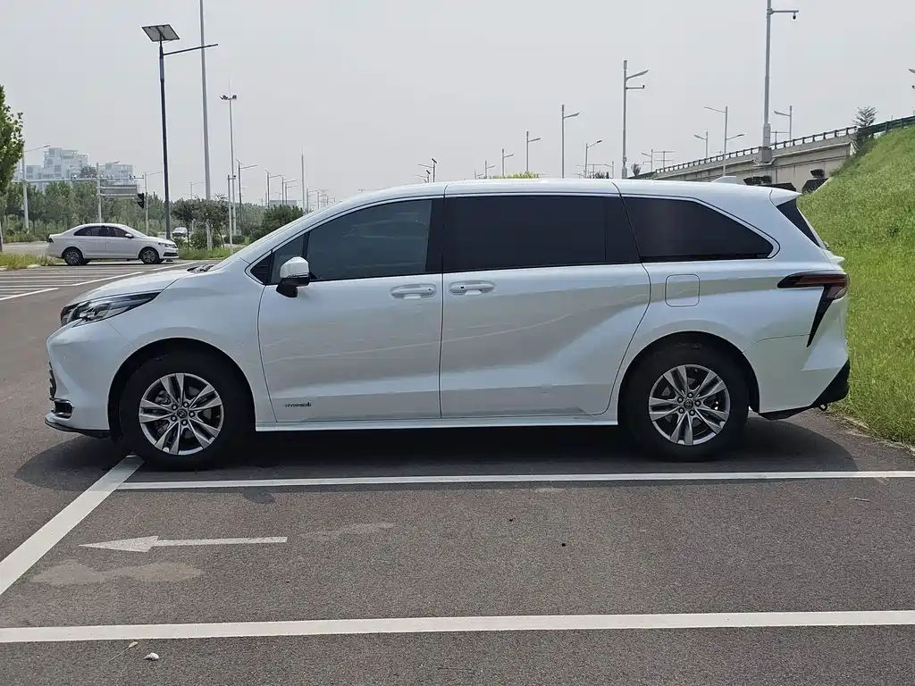 Toyota Sienna — фото 9