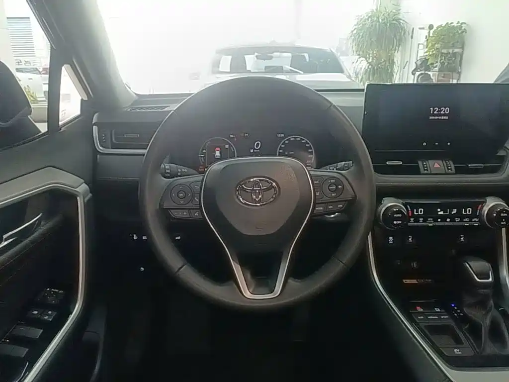 Toyota RAV4 — фото 11