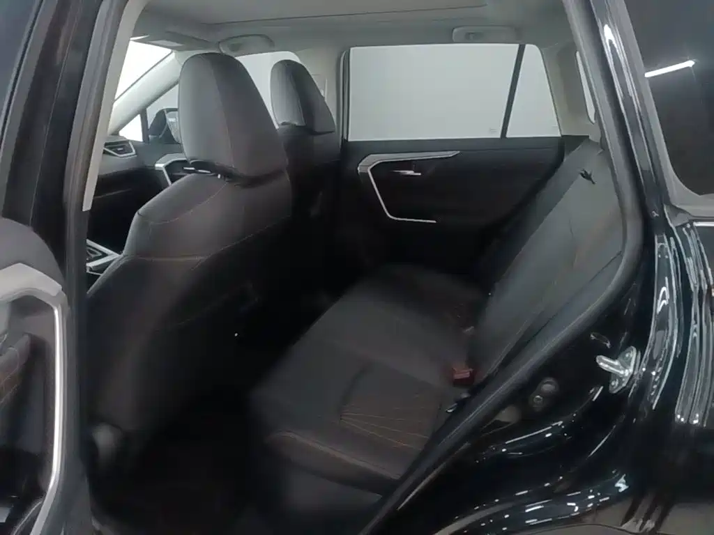 Toyota RAV4 — фото 17