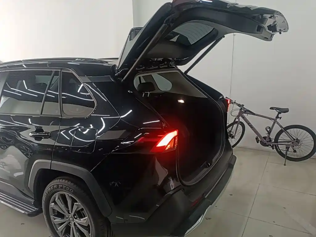 Toyota RAV4 — фото 19