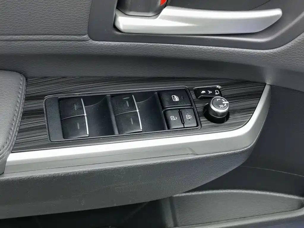 Toyota Sienna — фото 9
