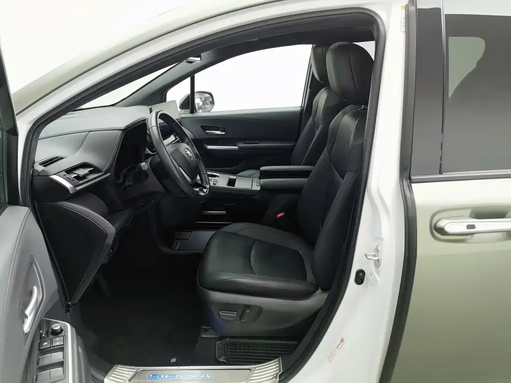 Toyota Sienna — фото 10