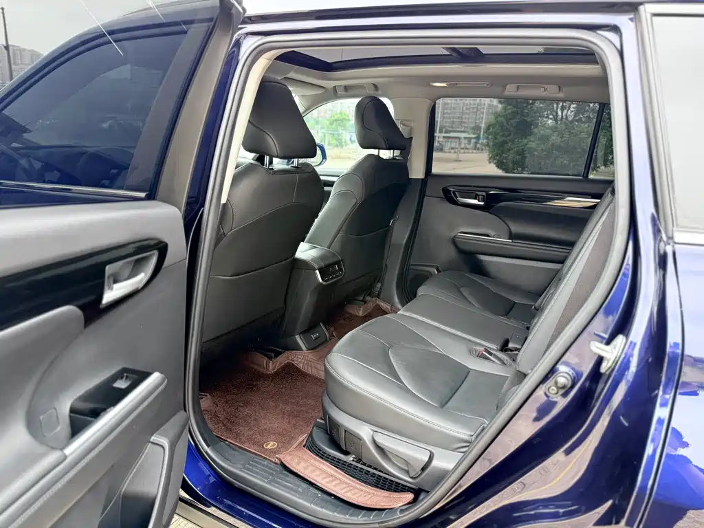 Toyota Highlander — фото 10