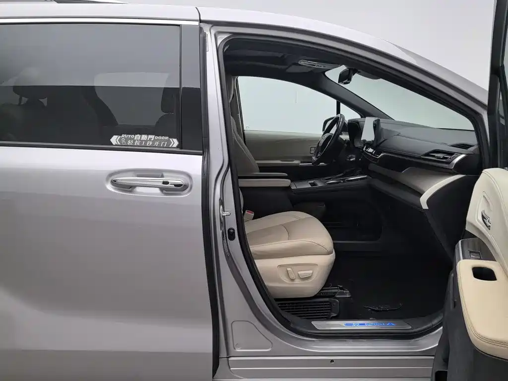 Toyota Sienna — фото 23