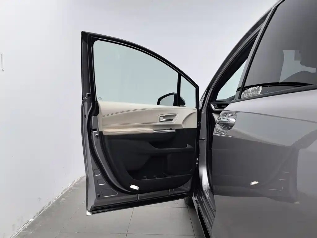 Toyota Sienna — фото 8