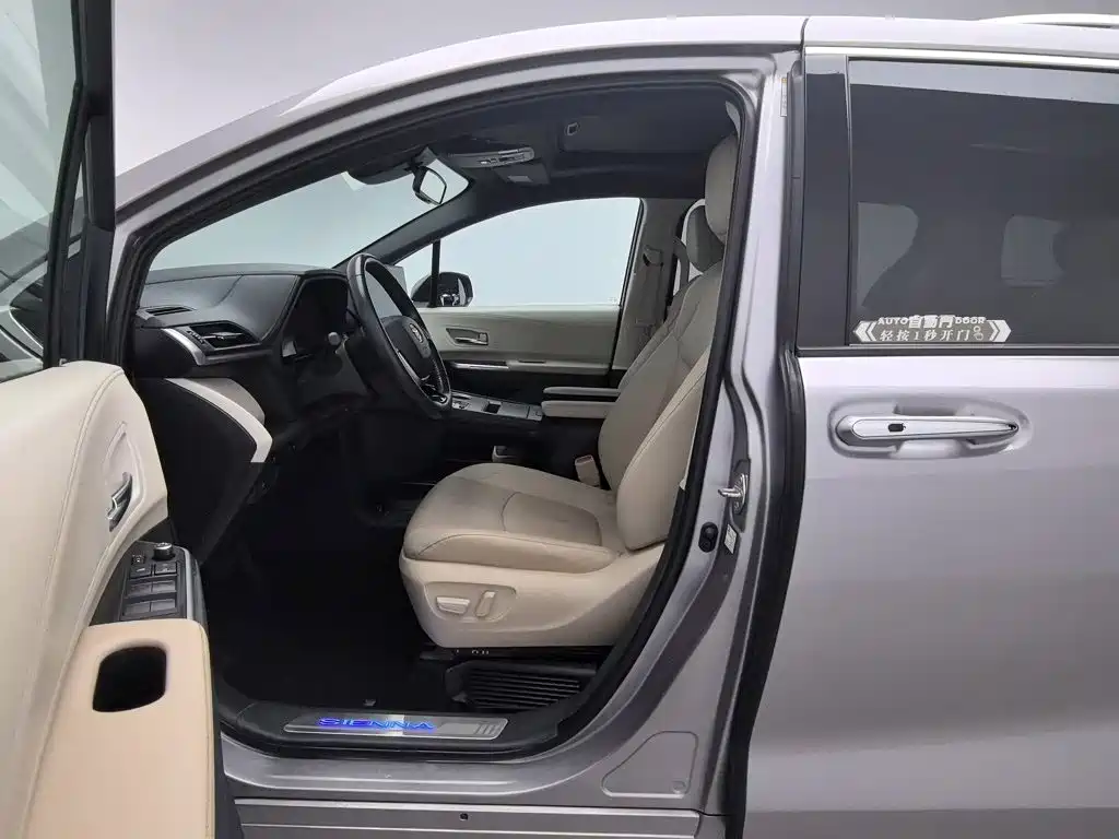 Toyota Sienna — фото 10