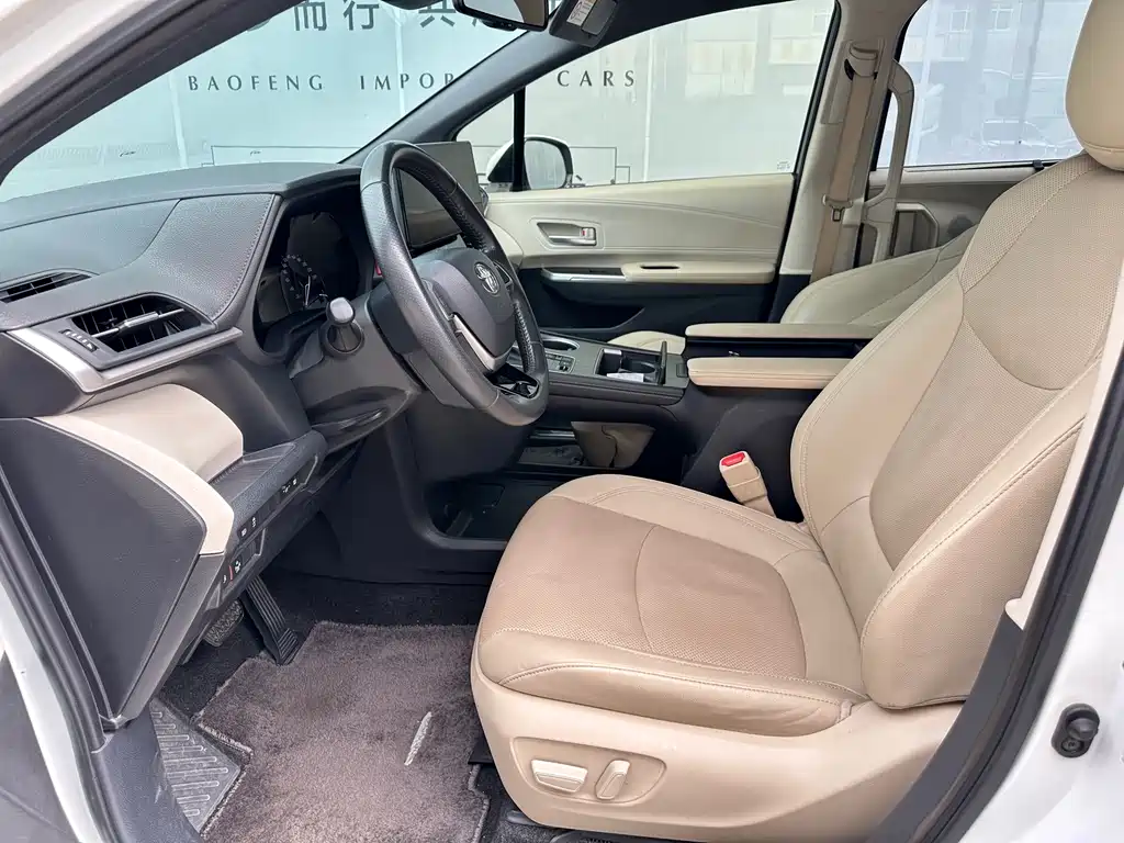 Toyota Sienna — фото 4