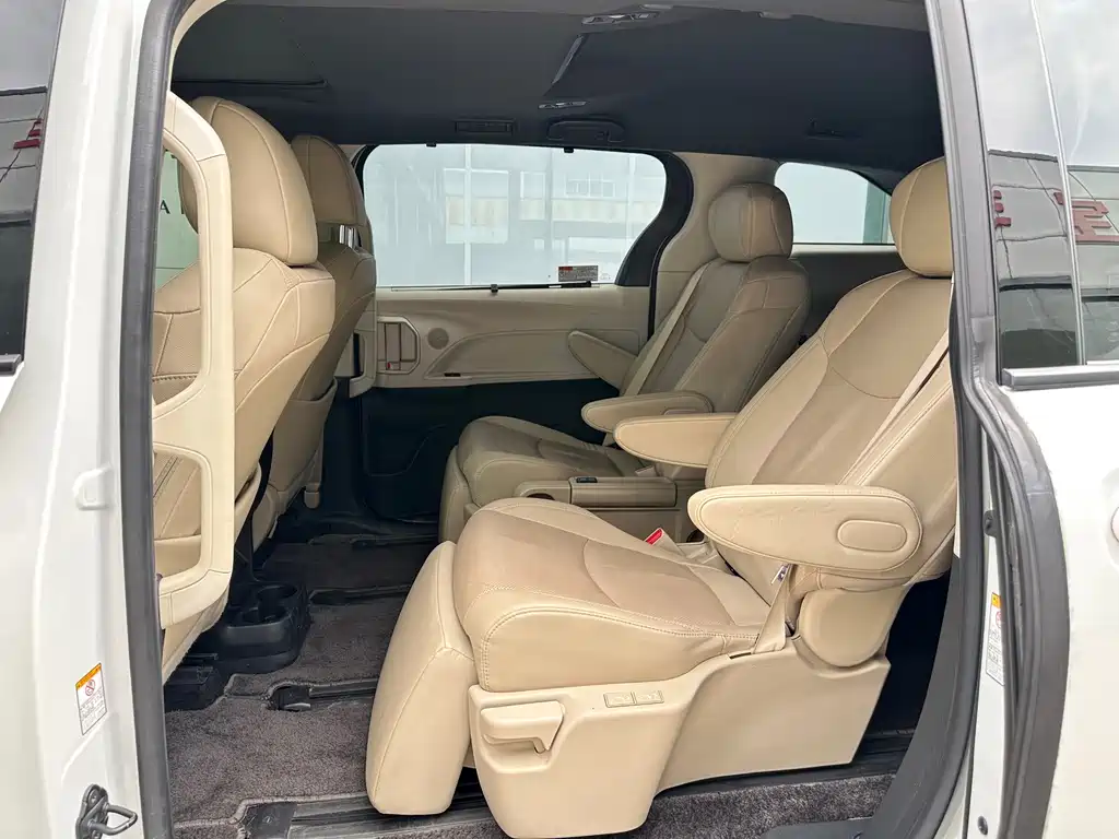 Toyota Sienna — фото 5