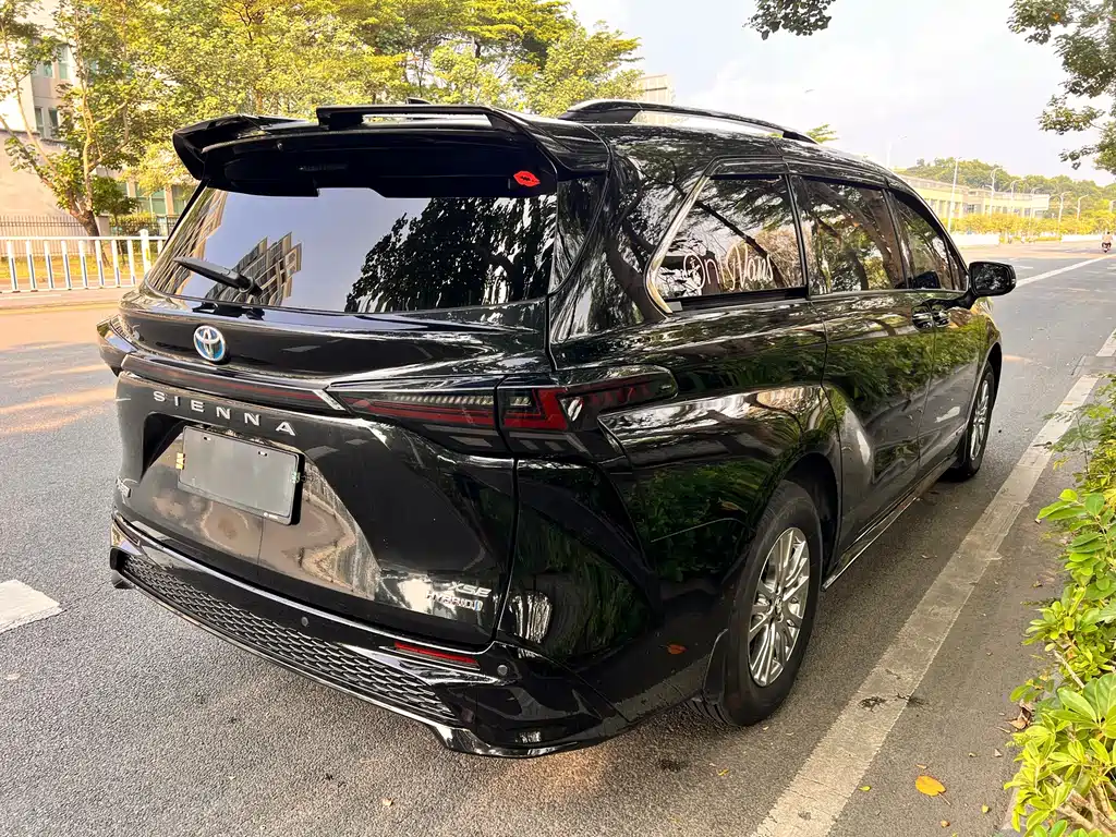 Toyota Sienna — фото 4