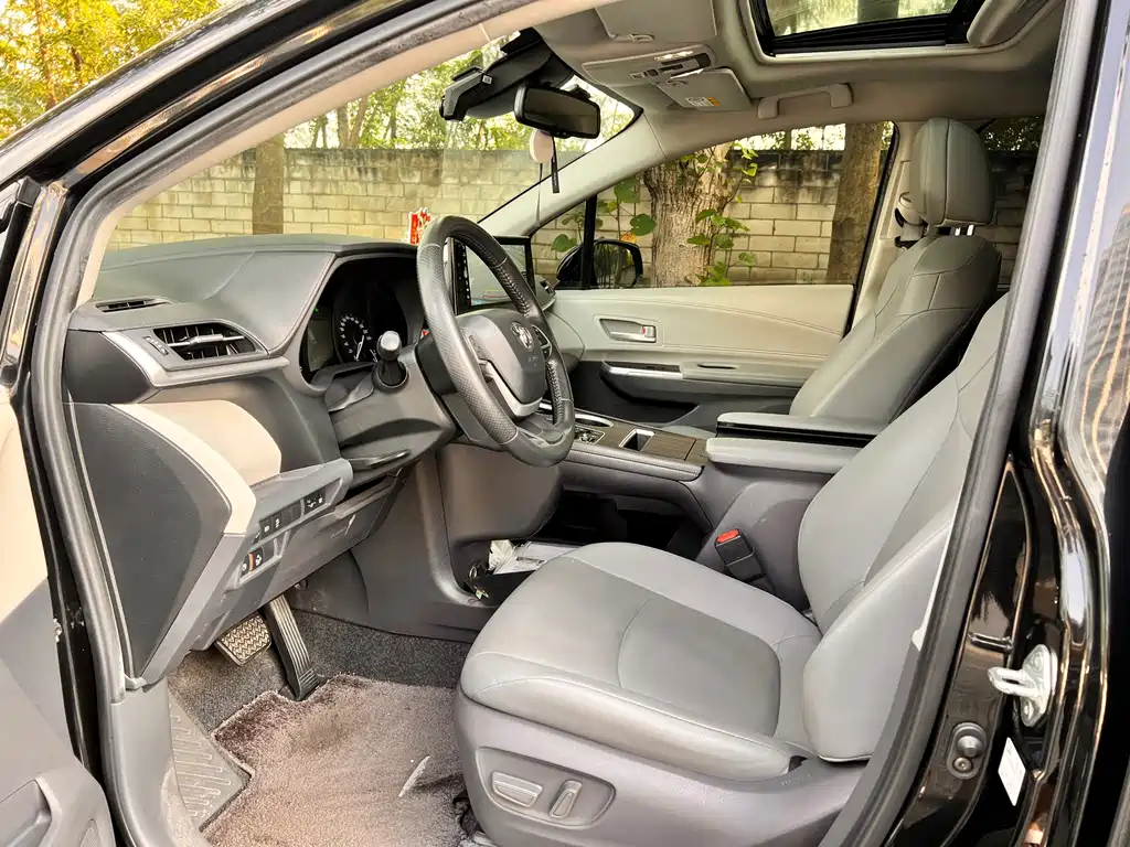 Toyota Sienna — фото 7