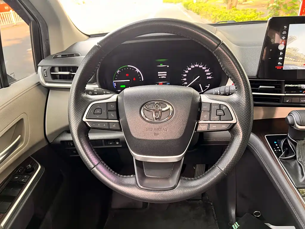 Toyota Sienna — фото 9