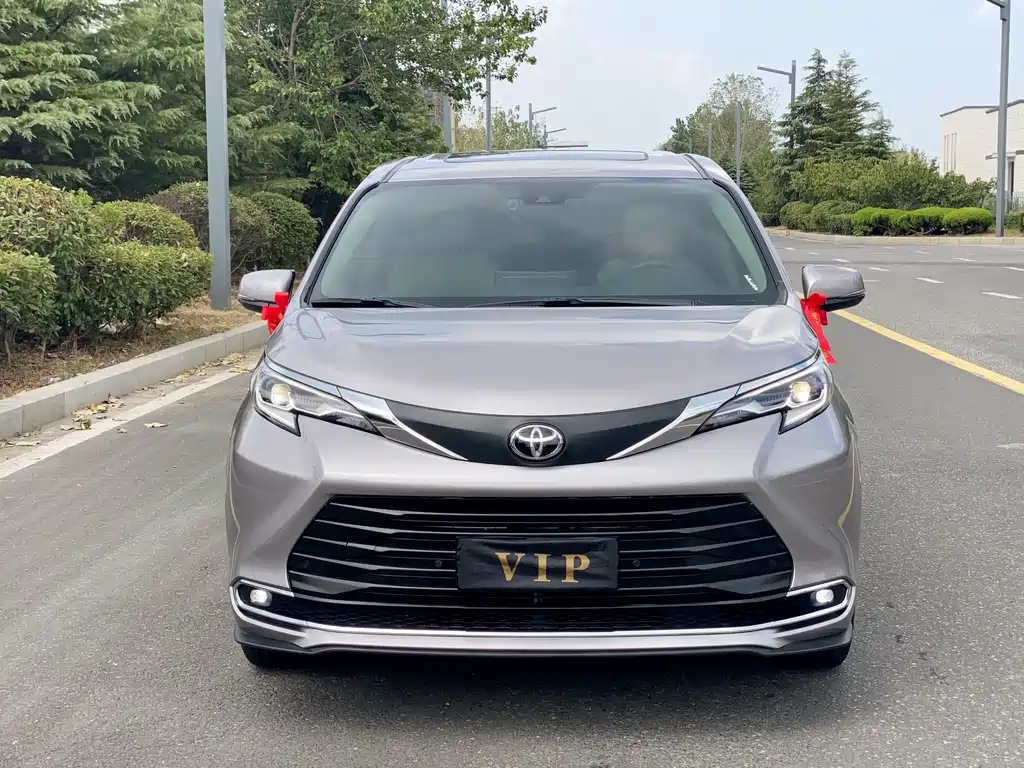 Toyota Sienna — фото 2