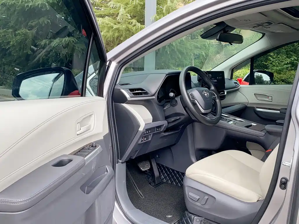 Toyota Sienna — фото 11