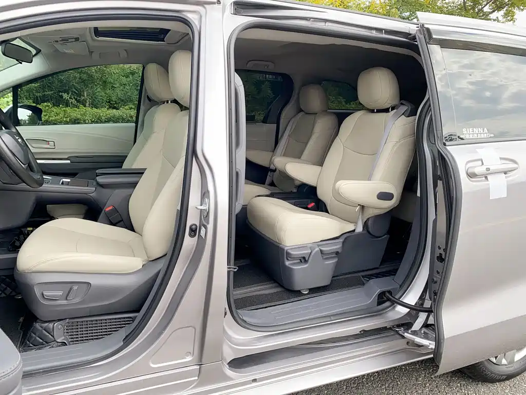 Toyota Sienna — фото 17
