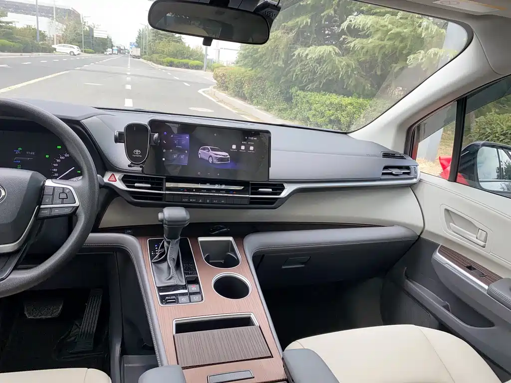 Toyota Sienna — фото 19