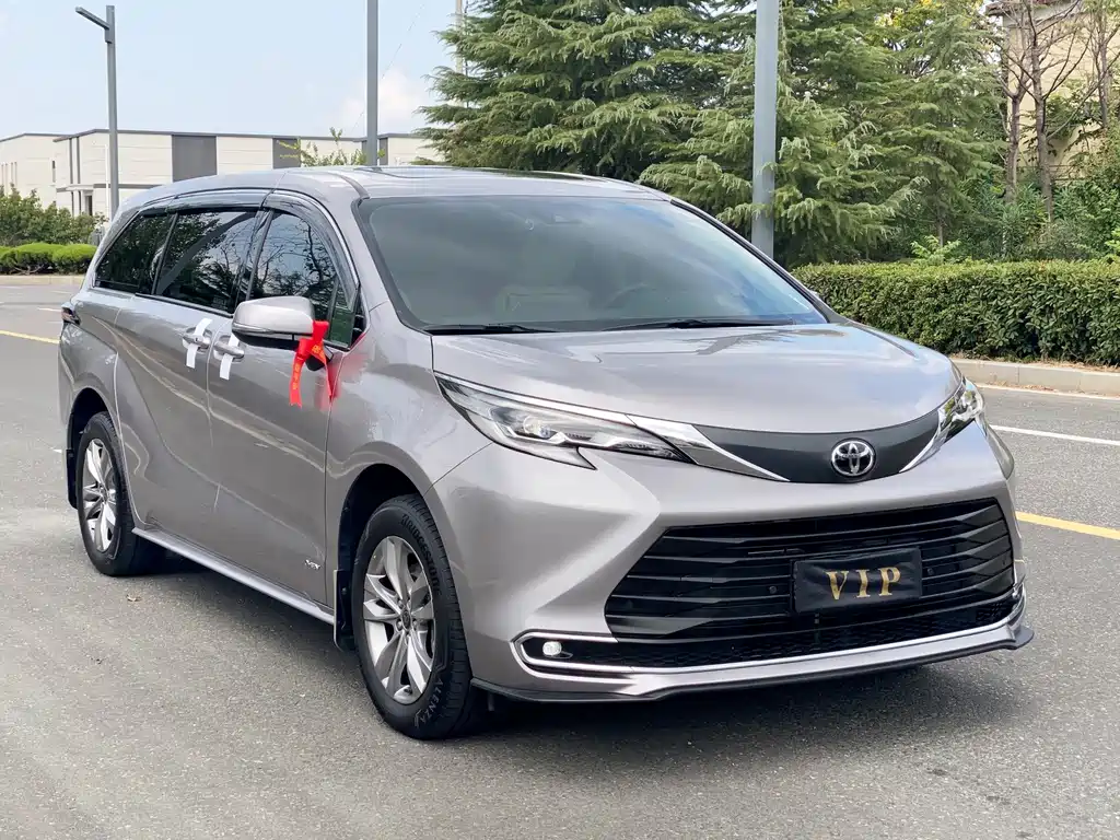 Toyota Sienna — фото 3
