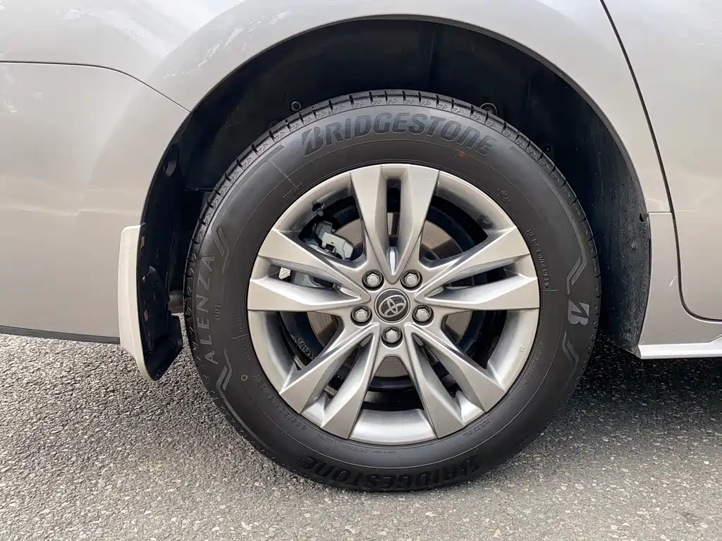 Toyota Sienna — фото 21